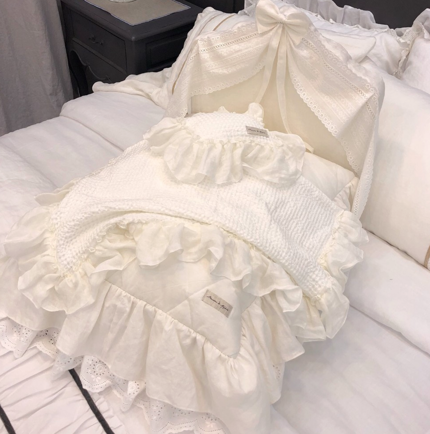 Maison de Apple Princess Bed Pillow Blanket Set (White)