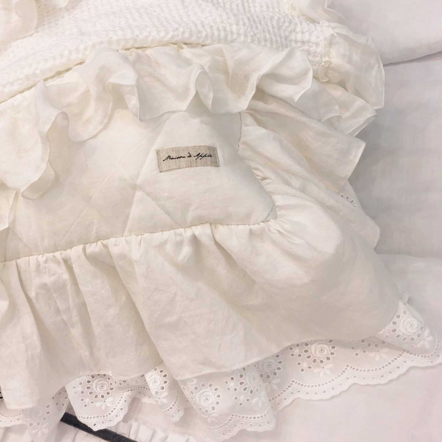 Maison de Apple Princess Bed Pillow Blanket Set (White)